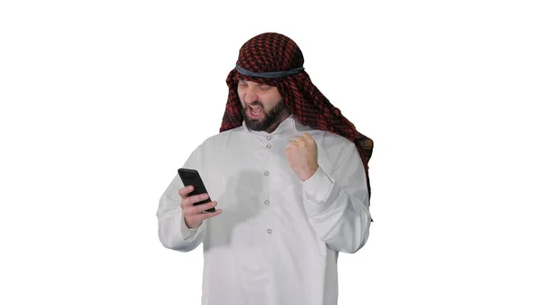 Cheikh arabe portant keffiyeh recevoir des nouvelles de grille au téléphone o — Photo
