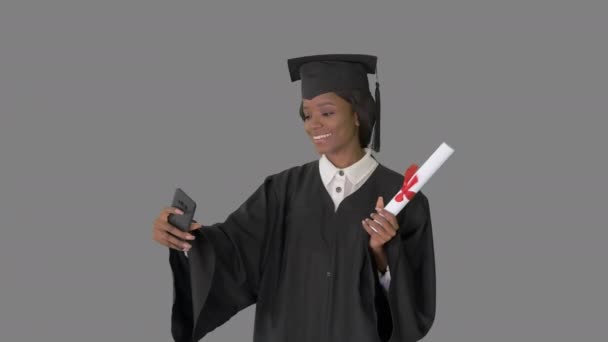 Sonriente mujer afroamericana graduada haciendo selfie con diploma, Alpha Channel — Vídeos de Stock