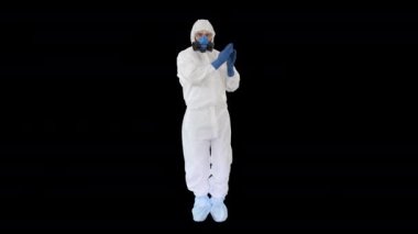 Hazamat giysili doktor komik bir şekilde dans ediyor Covid-19 konsepti, Alfa Kanalı.