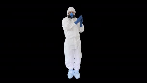 博士でハザマット保護スーツ面白い方法で踊るCovid-19の概念, Alpha Channel — ストック動画