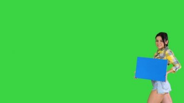 Yeşil Ekran, Chroma Key 'de boş pano tutan genç, çekici esmer model..