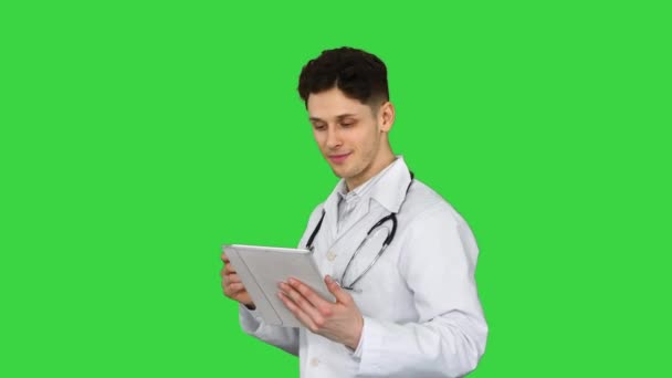 Médico confiante atraente dançando com tablet depois de ler os resultados em uma tela verde, Chroma Key. — Vídeo de Stock