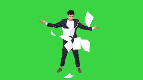 Бізнесмен кидає папірці в повітря і танцює на зеленому екрані, Chroma Key. — стокове відео