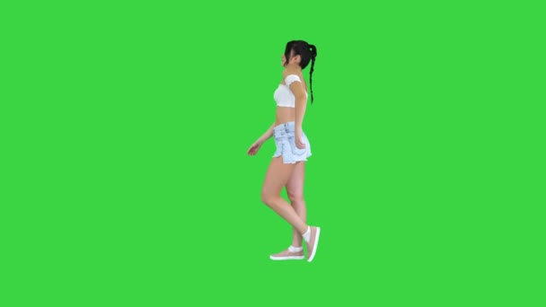 Mulher latina bonita dançando em uma tela verde, Chroma Key. — Vídeo de Stock