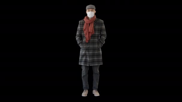 Uomo in stile inglese in un cappotto indossando maschera di protezione cercando di fotocamera, Alpha Channel — Video Stock