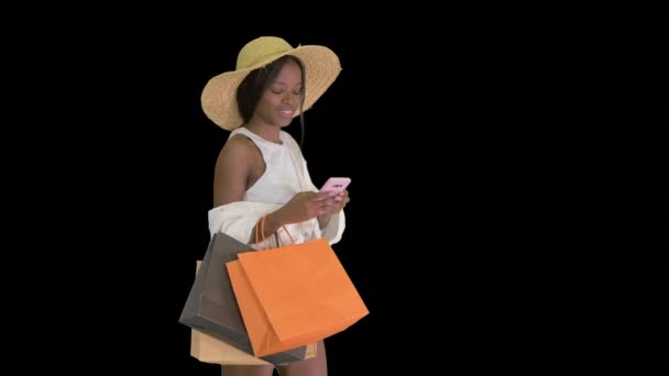 Nyári ruhás nő mobil gyaloglással, Alpha Channel — Stock videók