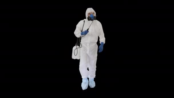 Wirusolog w mundurze ochronnym spacerujący i dezynfekujący okolicę, kanał Alfa — Wideo stockowe
