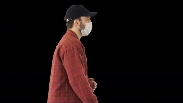 Agricultor americano em um boné e máscara médica caminha junto, Canal Alpha — Vídeo de Stock