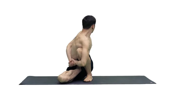 Hombre practica yoga Sabio Twist C pose o Marichyasana pose stretch —  Fotos de Stock