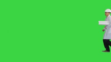 Mühendis elinde bir taslak tutuyor Yeşil Ekran 'da yürüyor, Chroma Key..