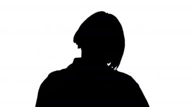 Tıbbi maskeli, steteskoplu yaşlı bir kadın..