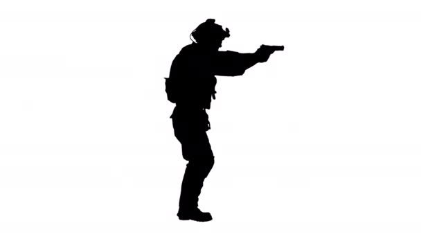 Ozbrojený voják v maskáčích kráčí a míří ruční zbraní, Alpha Channel — Stock video