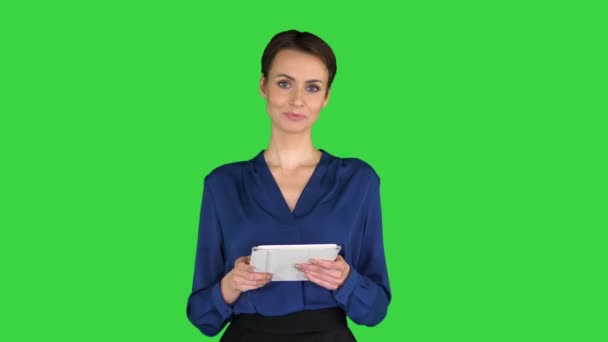 Businesswoman isolated swiping the tablet presenting something on a Green Screen, Chroma Key. — Stock Video