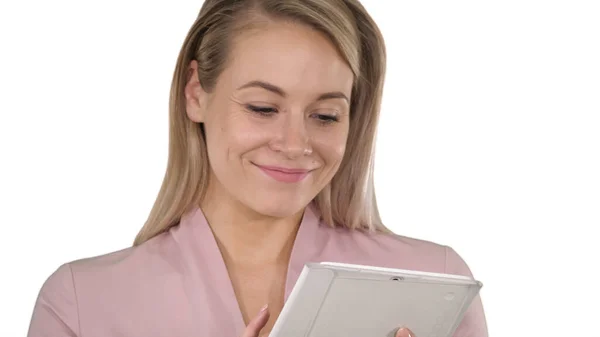 Mujer de negocios activa sosteniendo tableta sobre fondo blanco. —  Fotos de Stock
