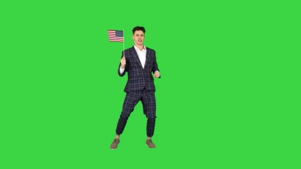 Cool hombre de traje hace loco bailando con bandera americana en una pantalla verde, Chroma Key. — Vídeos de Stock