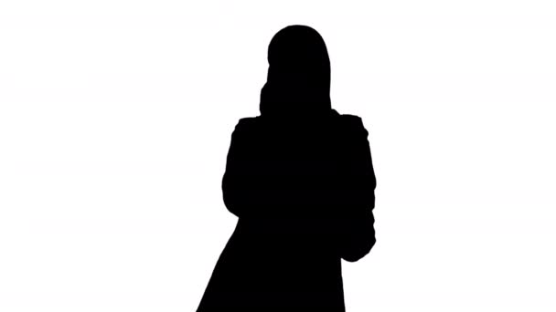 Silhouette Arab Business nő visel hidzsáb beszél a telefonon. — Stock videók