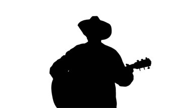 Ormanın silueti Akustik gitarlı adam şarkı söylüyor.