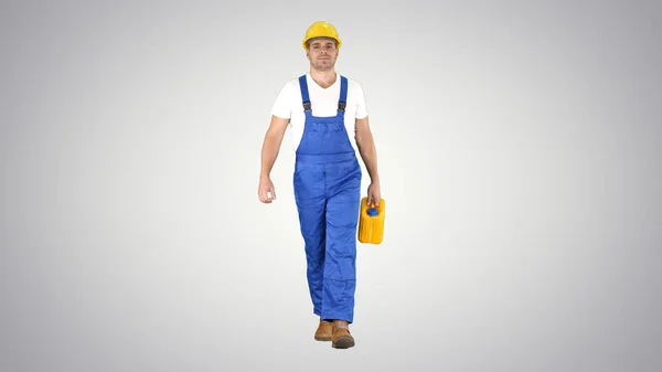 Trabajador de la construcción en casco que sostiene el recipiente de plástico y wal — Foto de Stock