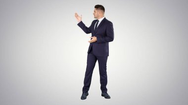 Gülümseyen işadamı bir şeye işaret ediyor ve gradyan hakkında konuşuyor.