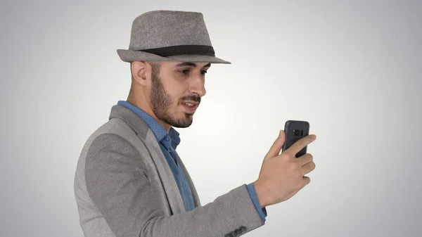 Árabe atraente homem em roupas casuais gravação de vídeo para blog — Fotografia de Stock