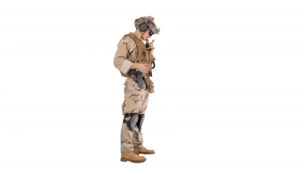 Żołnierz stojący i mówiący w radiu na białym tle. — Wideo stockowe