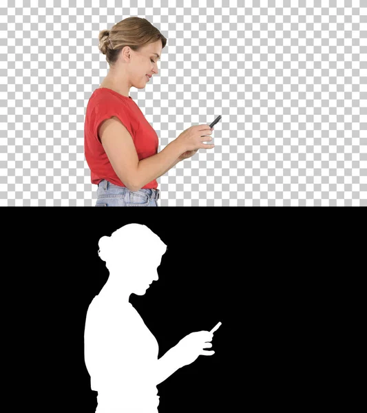 Csinos nő használja a mobiltelefon, Alpha Channel — Stock Fotó