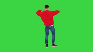 Genç adam yeşil ekranda hip-hop yapıyor, Chroma Key.