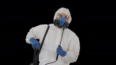 Kişisel koruyucu giysi, eldiven, maske ve yüz kalkanı giyen adam dezenfekte etmeye hazır, Alfa Kanalı.