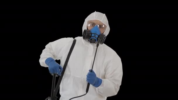 穿着个人防护装备套装、手套、面具和面罩准备消毒的男子，阿尔法通道 — 图库视频影像