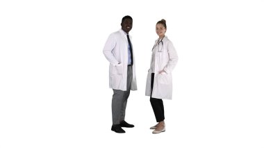 İki beyaz ve afro-amerikalı gülümseyen doktor