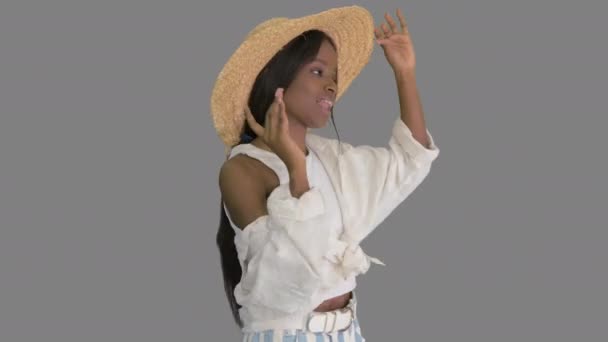 Hasır şapkalı neşeli Afrikalı Amerikalı kız, Alpha Channel — Stok video