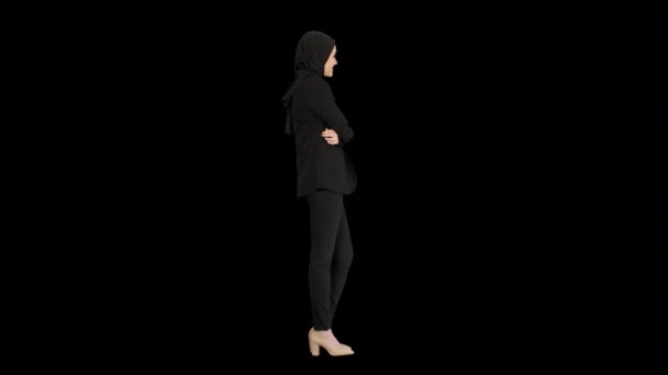 カメラのポーズでヒジャーブを身に着けている笑顔アラブのビジネスマンの女性,アルファチャンネル — ストック動画
