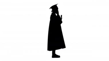 Mezuniyet cüppeli duygusal kız öğrenci telefonda diplomasıyla konuşuyor..