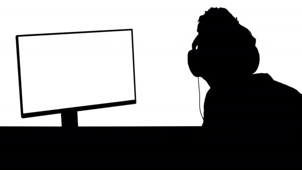 Silhouette Gamer spricht mit Kamera, die neben PC-Monitor sitzt. — Stockvideo