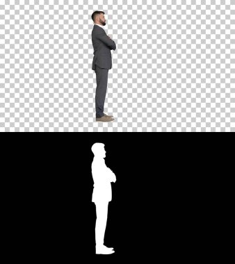 Sakallı ve bıyıklı kendine güvenen bir iş adamı elleri katlı, Alpha Channel ise siluetli.