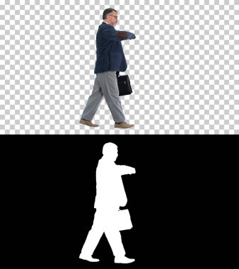 Yaşlı işadamı saate bakıyor ve hızla yürüyor.