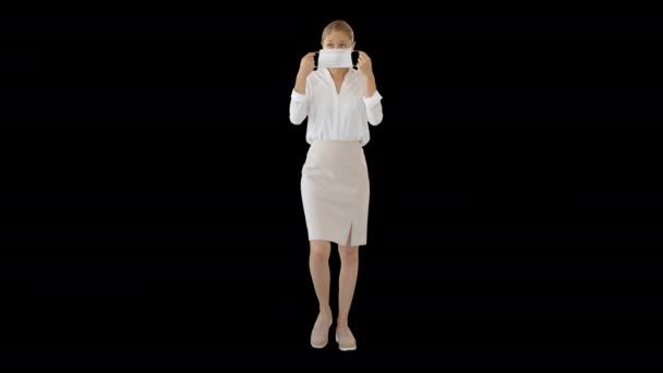 Mulher branca loira bonita colocando máscara protetora enquanto caminha, canal alfa — Vídeo de Stock