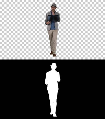 Sıradan bir adam akciğerlerinin röntgenine bakıyor ve yürüyor, Alpha Channel.