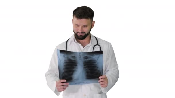 Läkare promenader och tittar på röntgen bild av lungor på vit bakgrund. — Stockvideo