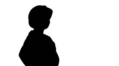 Siluet mühendisi inşaat işçisi kadın kameraya dönüyor.