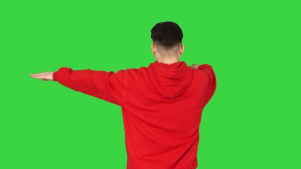 Młody człowiek tańczący hip-hop robiący fale na zielonym ekranie, Chroma Key. — Wideo stockowe