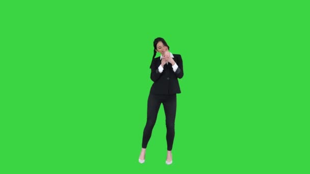 Szczęśliwa młoda kobieta w formalnym tańcu i przy użyciu telefonu komórkowego na zielonym ekranie, Chroma Key. — Wideo stockowe