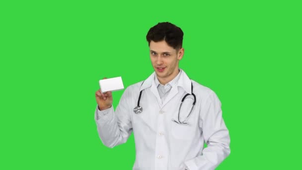 Medische arts met een doos pillen die hen promoten en dansen op een groen scherm, Chroma Key. — Stockvideo