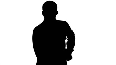 Sıradan bir adam yürüyor ve dans ediyor..