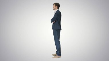 Kendine güvenen işadamı, Gradi 'ye başparmak işareti yapıyor.