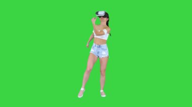 Yeşil Ekran 'da dans ederken dans eden sevimli kız, Chroma Key.