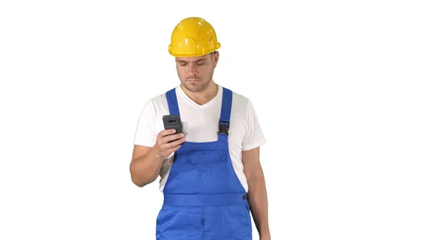 工場の従業員が白い背景にスマートフォンで閲覧テキストをチャット. — ストック写真