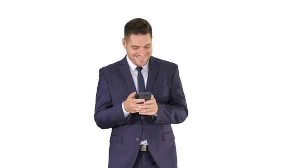 Empresario en el teléfono escribiendo mensaje de texto caminando sobre fondo blanco. — Foto de Stock