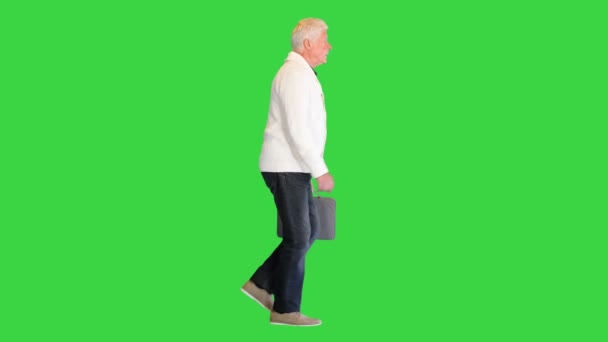 Alter Mann mit Aktentasche auf einem Green Screen, Chroma Key. — Stockvideo