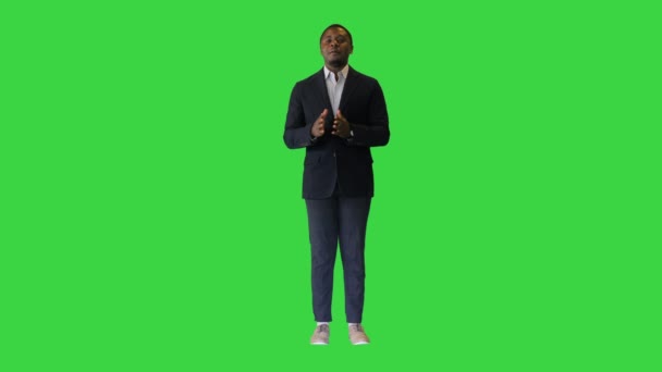 Discorso del fiducioso business trainer afro-americano sulla conferenza di business su uno schermo verde, Chroma Key. — Video Stock